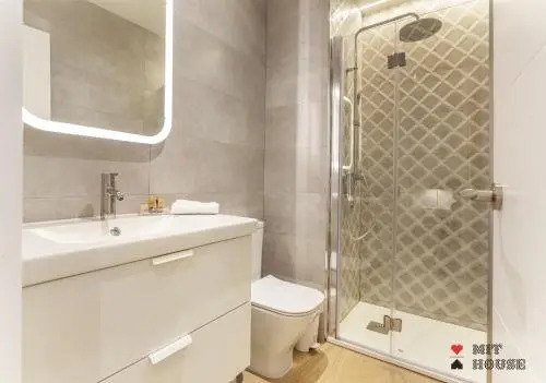 Mit House Universidad En Madrid