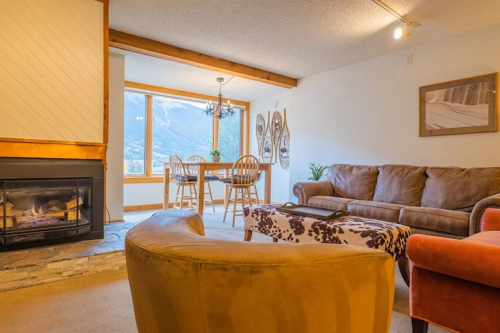Comfortable Cozy Condo - Short Walk to American Eagle Lift - SH402 by RedAwning