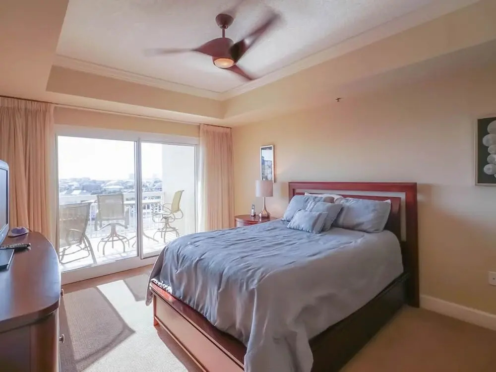 Harbor Landing B0402