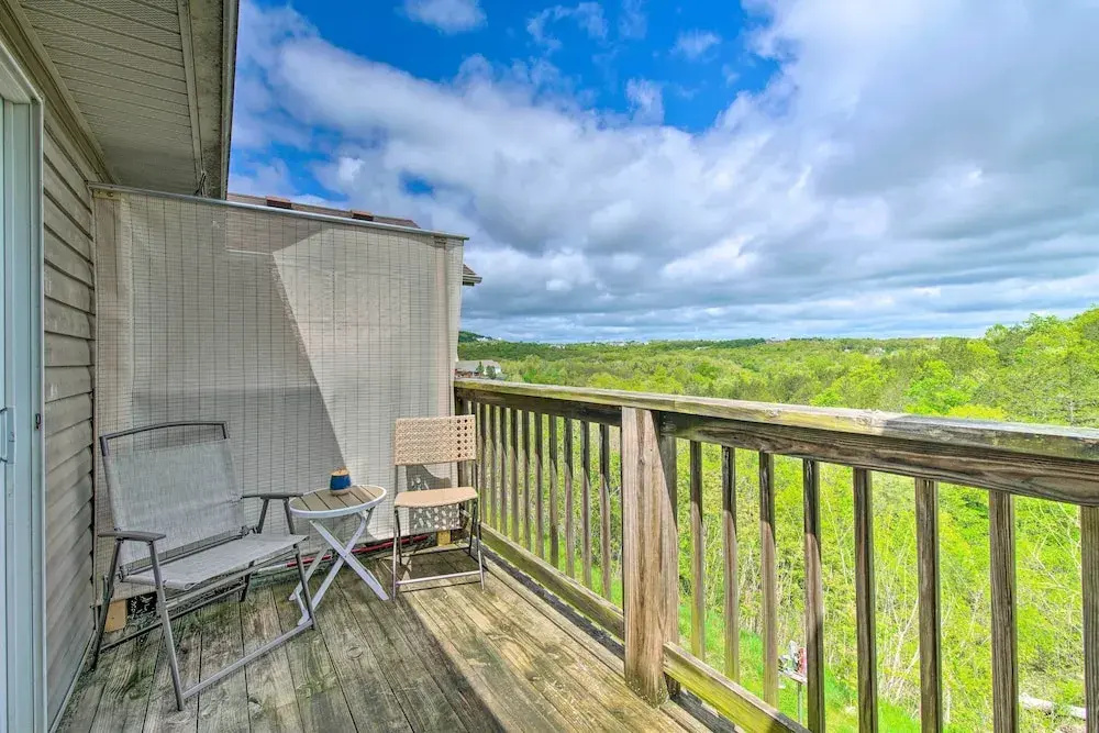 Cozy Branson Retreat w/ Balcony, 2 Mi to 76 Strip