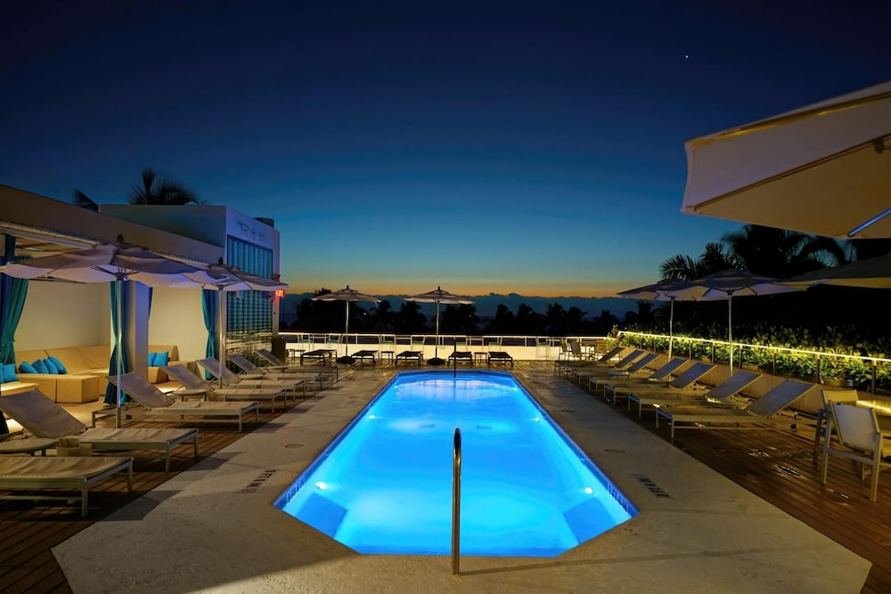 3 Room Beachfront Art Deco 4 Queen 6 Single Beds