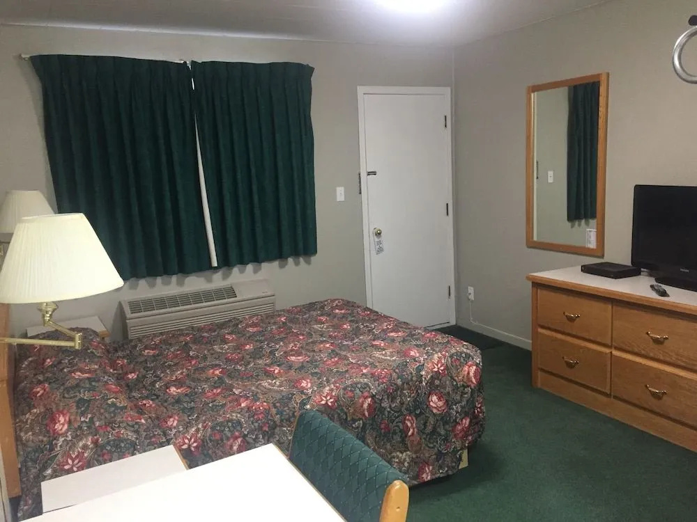4 Pines Motel