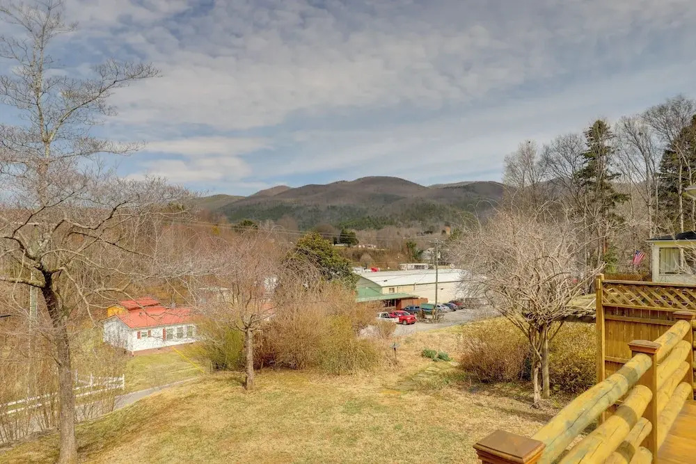Scenic Hot Springs Retreat Near Appalachian Trail!