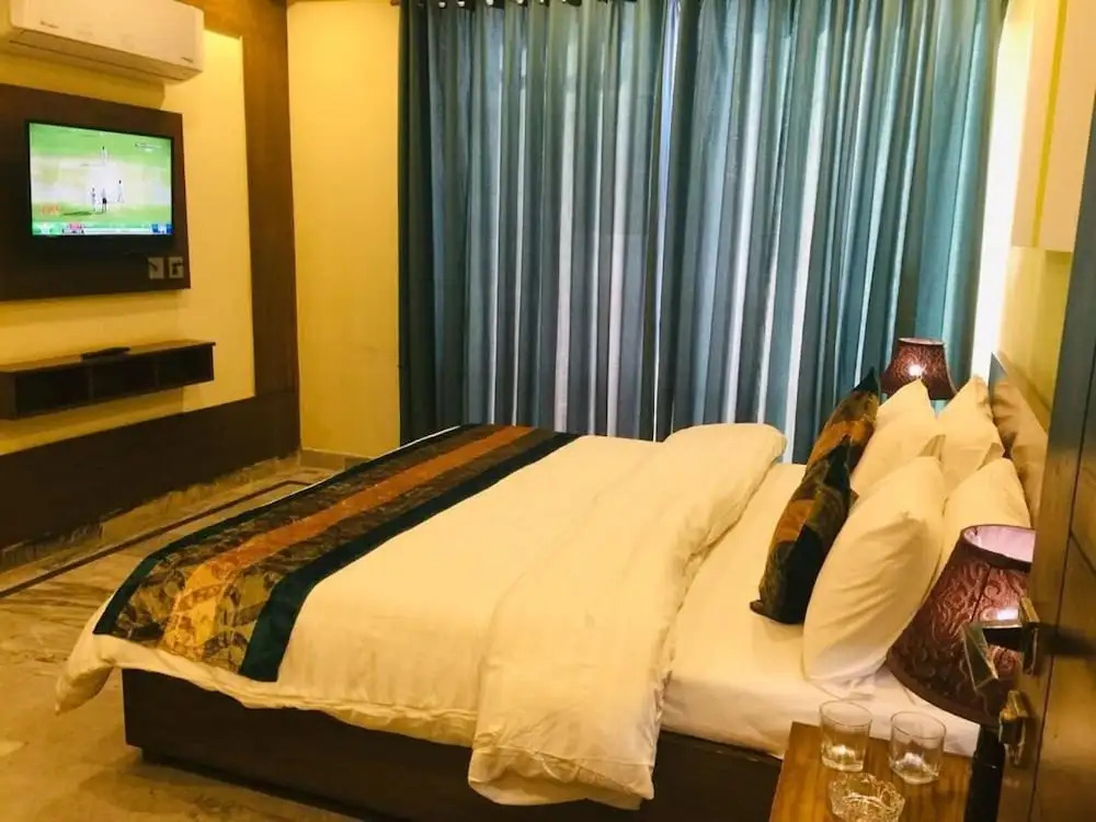 Hotel Holiday