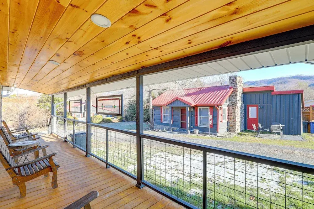 2 Blocks to Appalachian Trail! Couple's Retreat