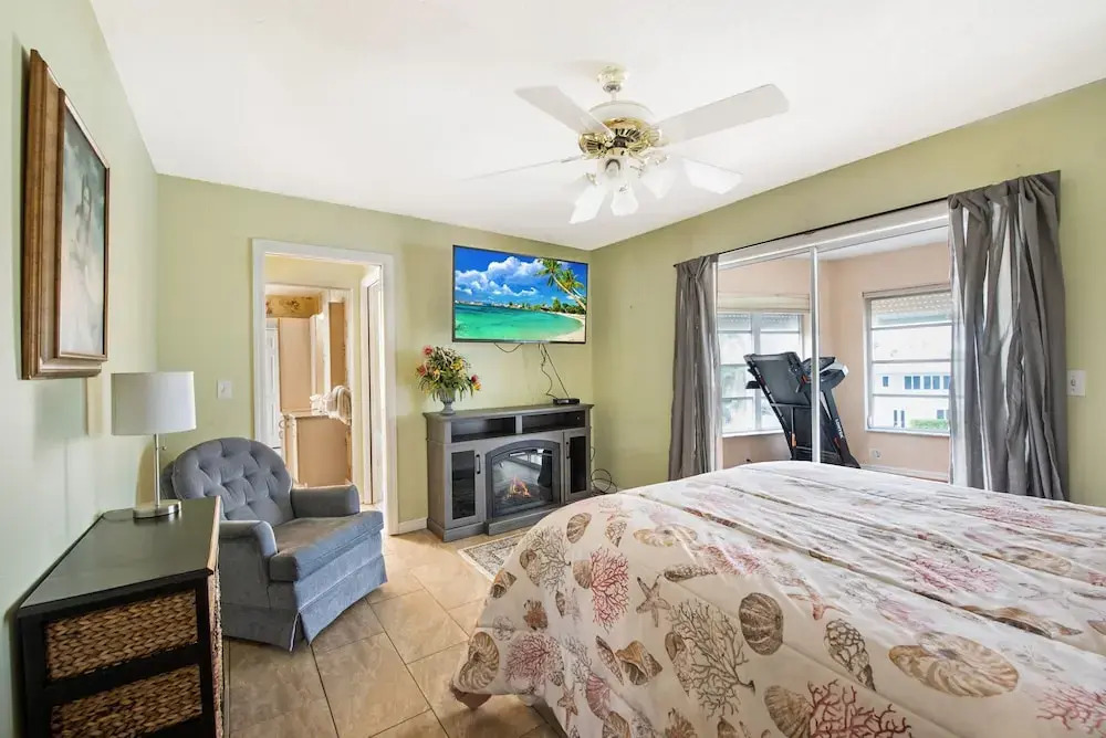 232 South Harbor Upstairs 3 Bedroom Apts by RedAwning