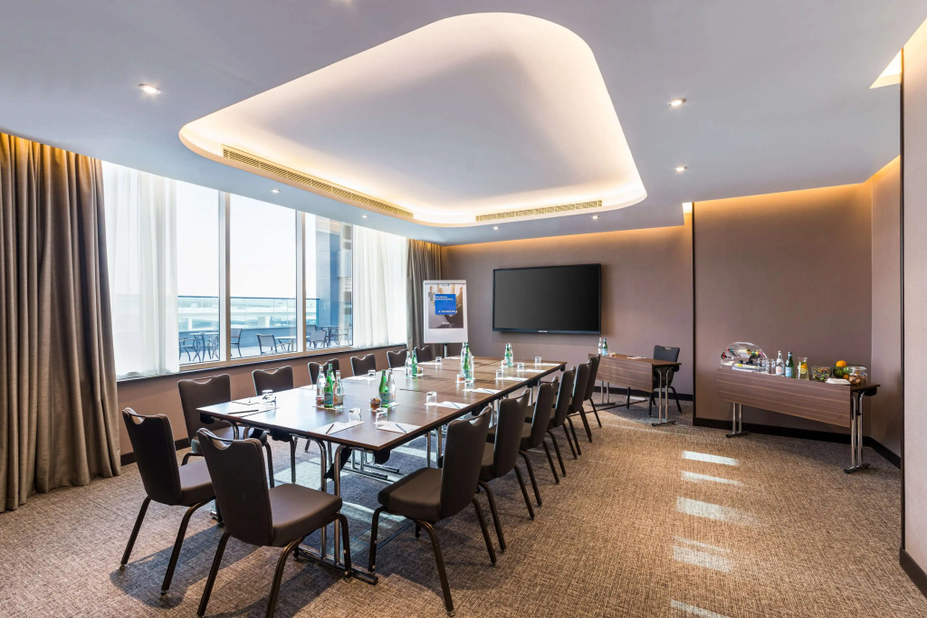 Отель Radisson Blu Hotel, Dubai Canal View