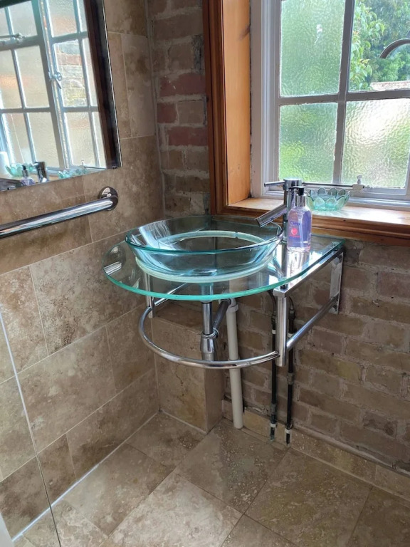 4 BR & 2 Bathroom House Parking Garden St Neots Town Centre