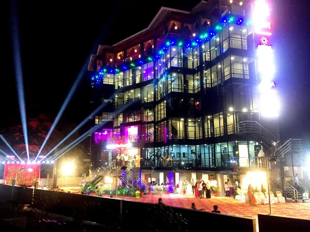 Hotel Amit executive Karad