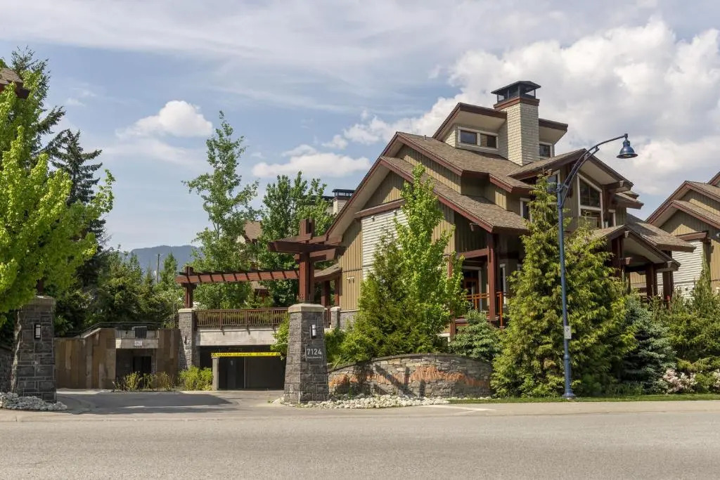 West Coast Alpine Contemporary 4 Bedroom Townhome with Private Hot Tub 35