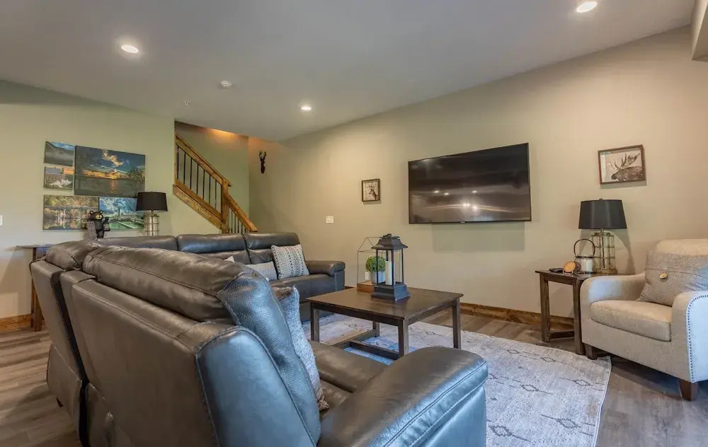 Ozarks Peak - Sleeps 25 7 Bedroom Home by Redawning