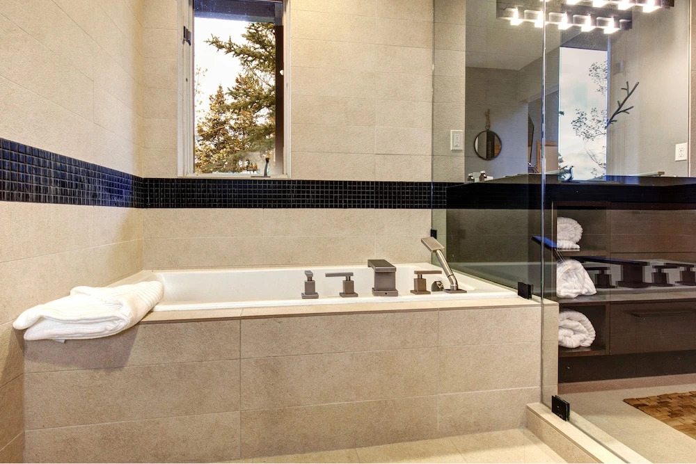 Abode at Ontario Lodge