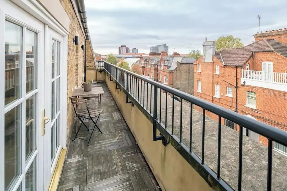 Designer 1 Bed Flat Barons Court Sleeps 4, Balcony