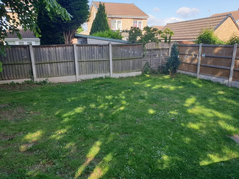 2 Bed House - Sleeps 4 - Parking - Pets - Garden