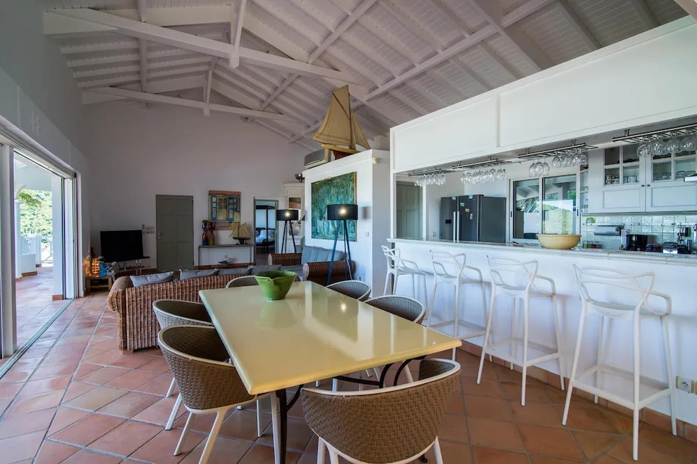 Stunning Ocean Views, Large Heated Pool, Walk to the Beach, AC, Free Wifi