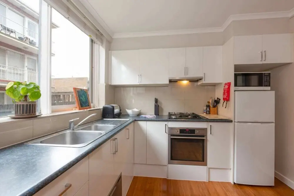 Light 2 Bedroom Apartment in Elwood With Balcony