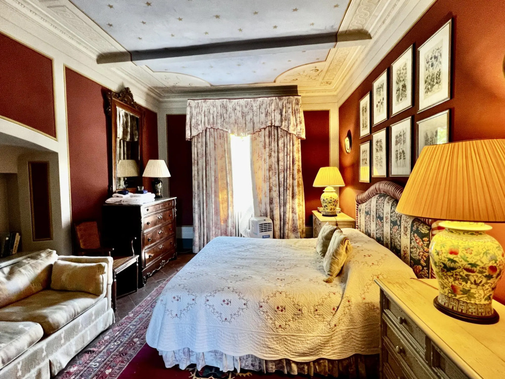 Villa Michaela, New Listing! Spacious Villa, exclusive venue with Pool, Chapel and Tennis courts
