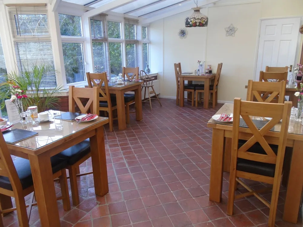 Trumbles Gatwick B&B, Peaceful Stay with Parking & Easy Airport Access