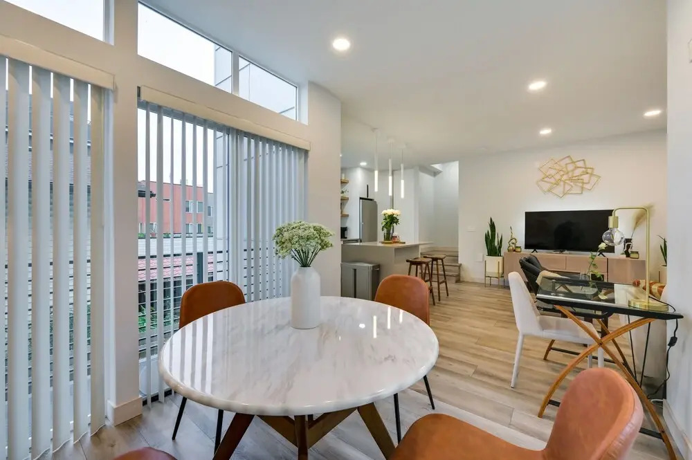 Luxury Seattle Home w/ Rooftop Deck + Fire Pit!