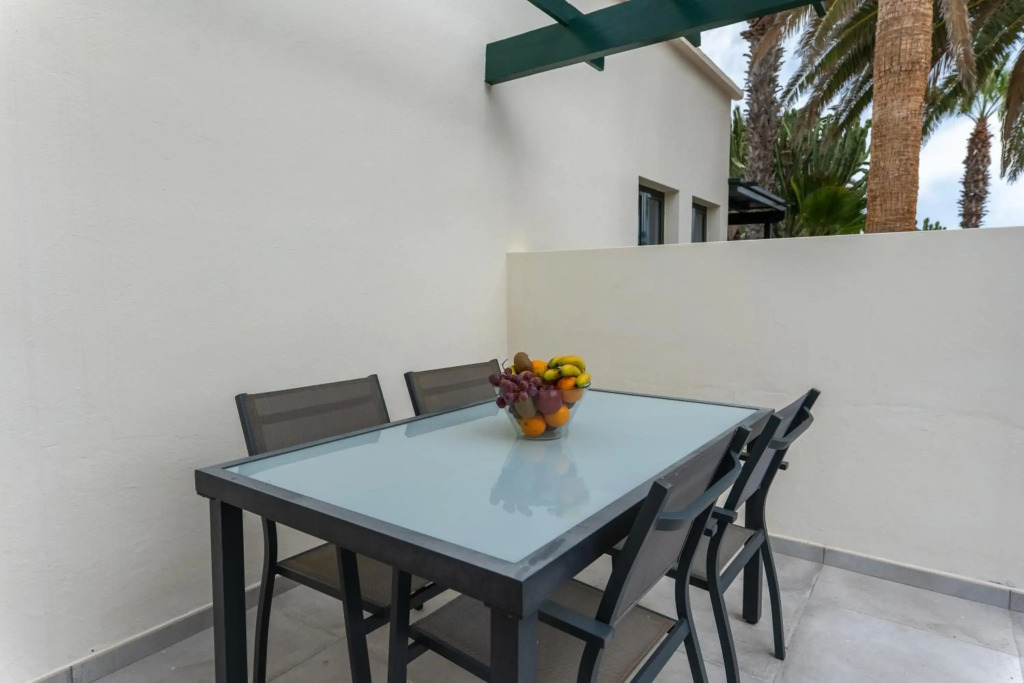 Comfortable houses Playa Roca beachfront access