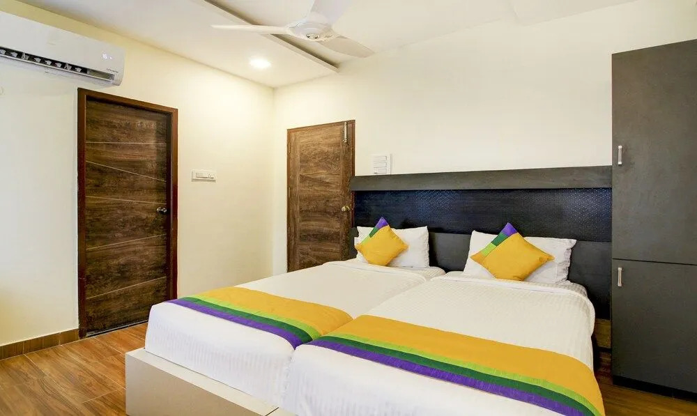 OYO 16879 Hotel Woodland
