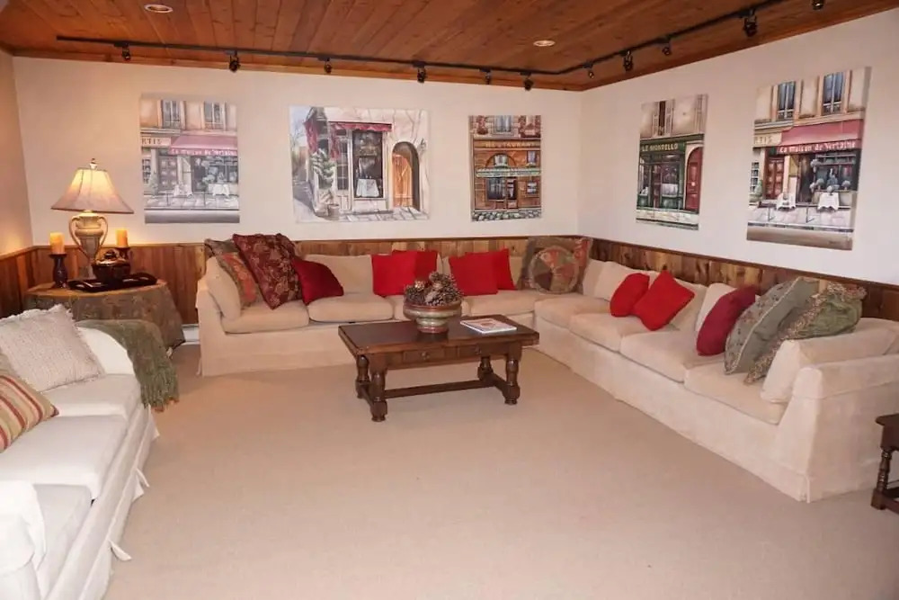 Large Wood Run 6 Bedroom Ski-in / Ski-out Access Home by RedAwning