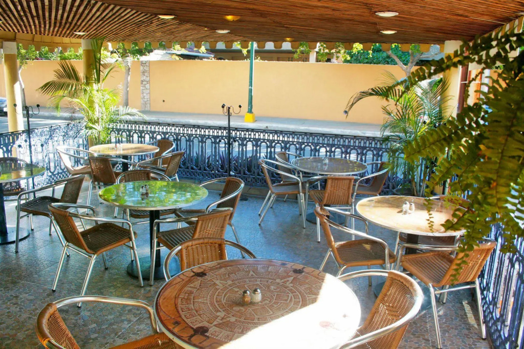 Hotel Azteca Inn