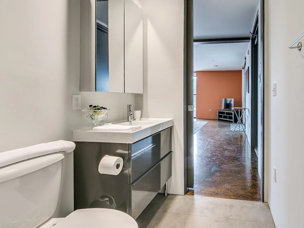 Jolly Ollie - Ultra Modern OKC Loft - Sleeps 4