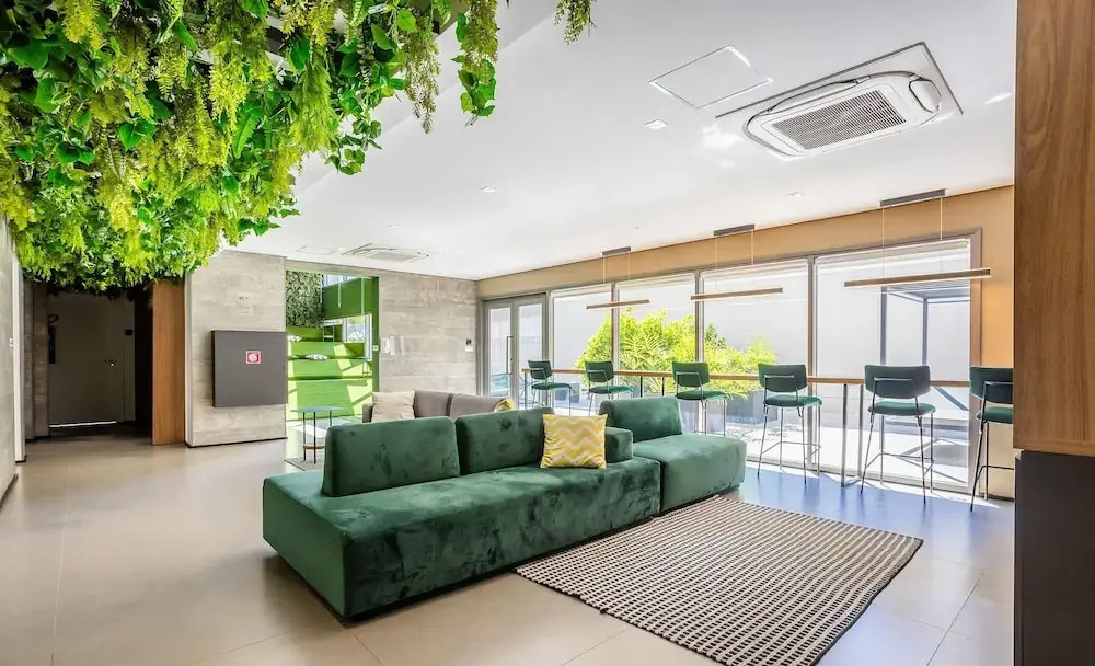 Studio w/ Balcony and 290m From the Subway Oln1702