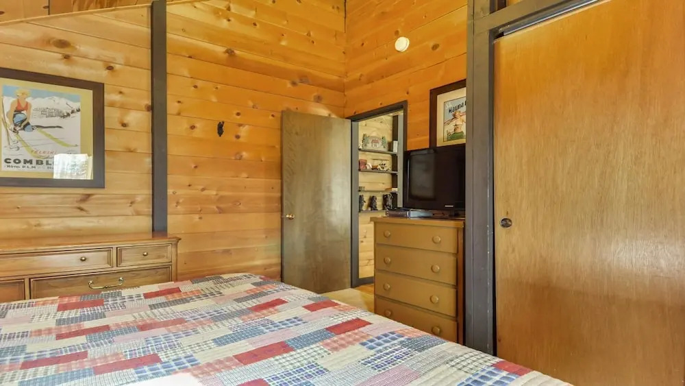 Cluster Cabin 26