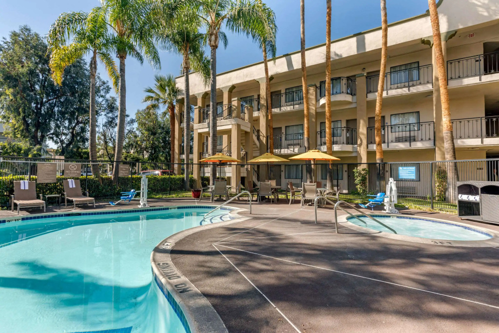 Comfort Inn & Suites Orange County John Wayne Airport
