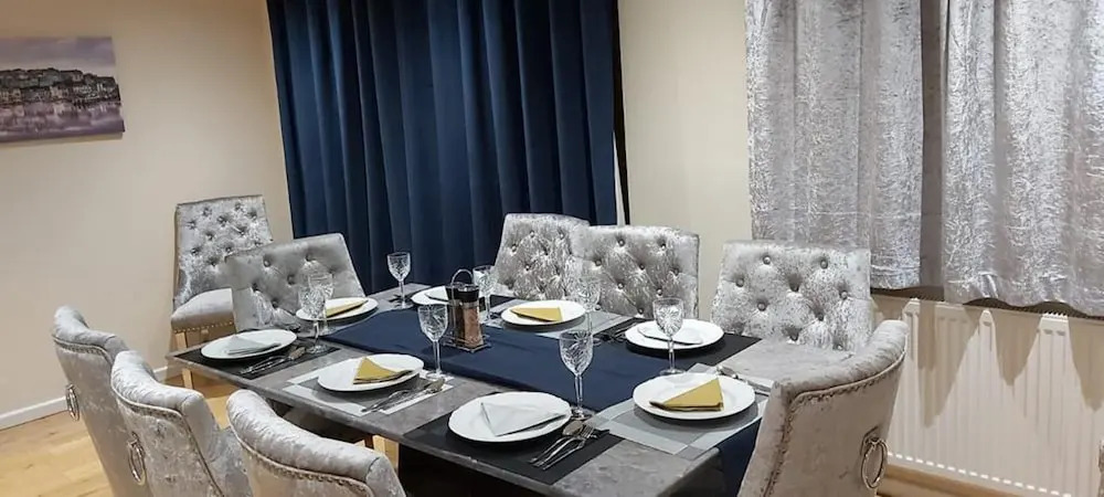 Lovely 3-bed House in Luton