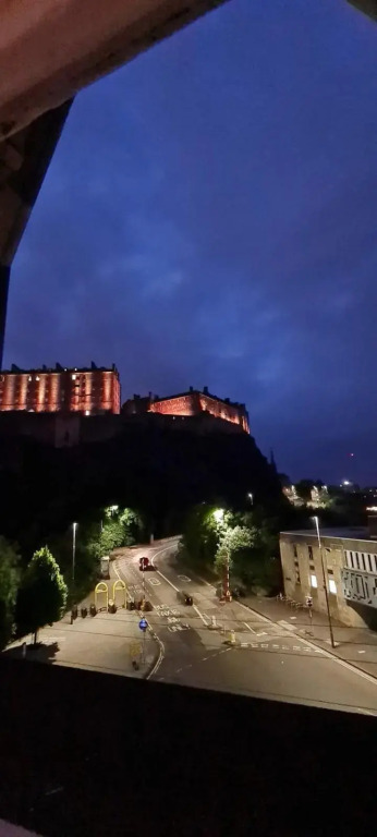 Castle Terrace 1 Bed Apartment Looking onto Edinburgh Castle - Sleeps upto 4