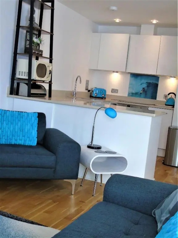Seaview, Luxury apartment, 2 min walk to both Porth and Whipisderry beaches