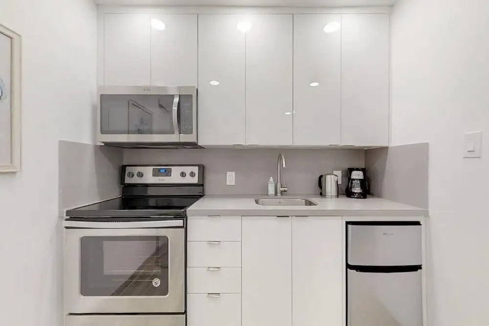 Lovely 1 BR W Parking Space & Walk to the Beach 7