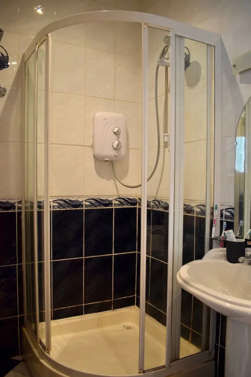 3 Bedroom House Near Portobello