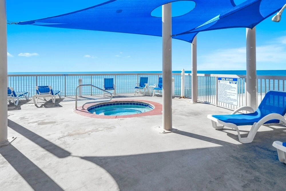 Sea-horsey 3 Bedroom Condo by RedAwning