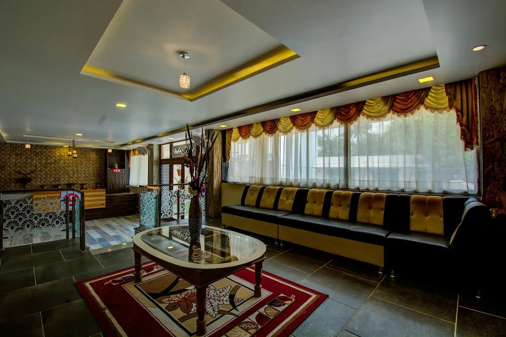 OYO 16578 RS Palace