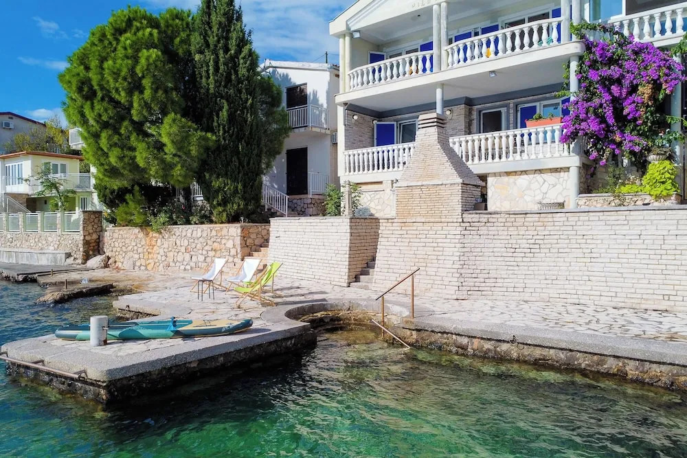 Holiday Home Seafront Escape