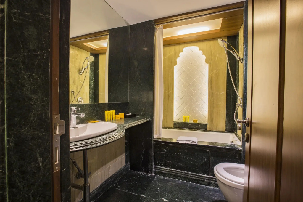 Hotel Bawa Continental Juhu Beach