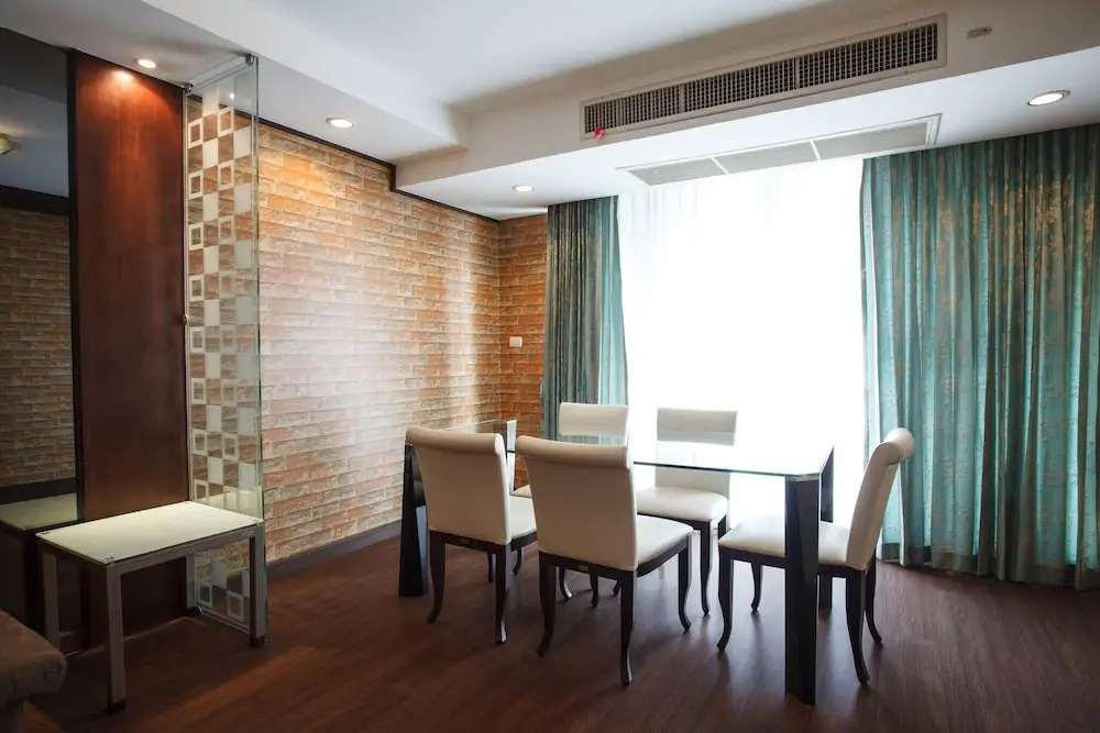 4C - 2 Bedroom Downtown Apartment With Shared Pool