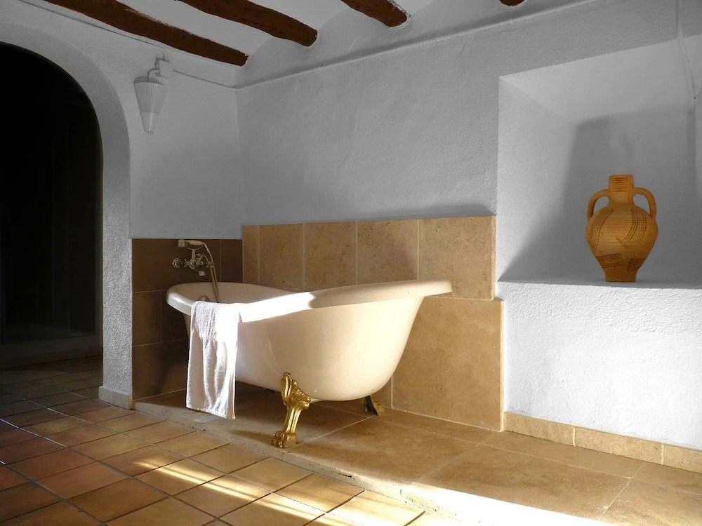 Spacious villa in Can Trabal with private pool and jacuzzi 980 m²