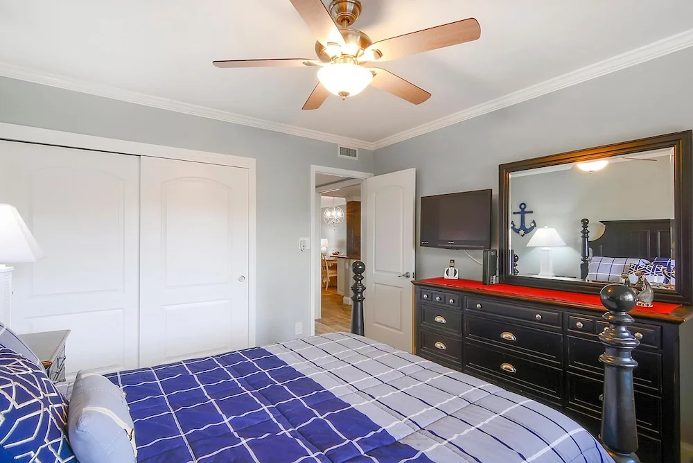 Land's End 302 Building 10 Beautifully Updated/beachfront!