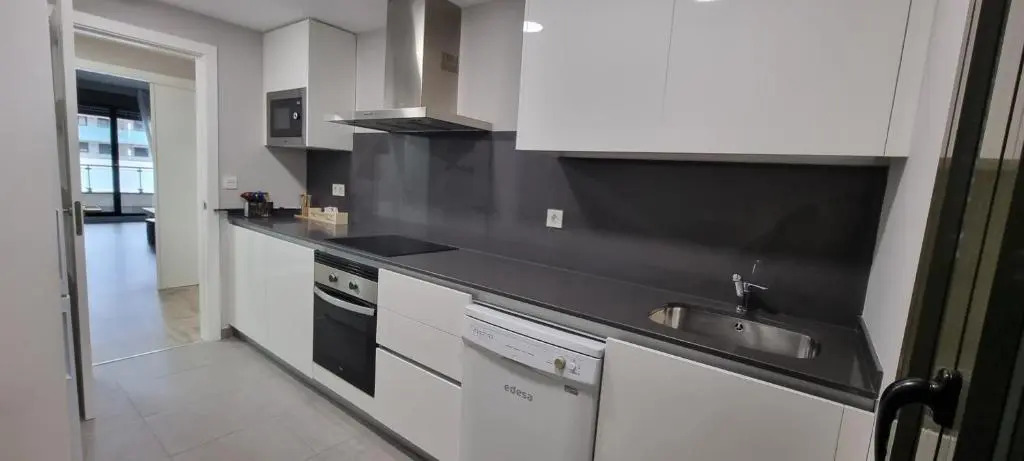 Excellent location- Beach, Pool, Telework, 2 Bikes, Parking & Wifi GRATIS at "CaSa Carol'S"