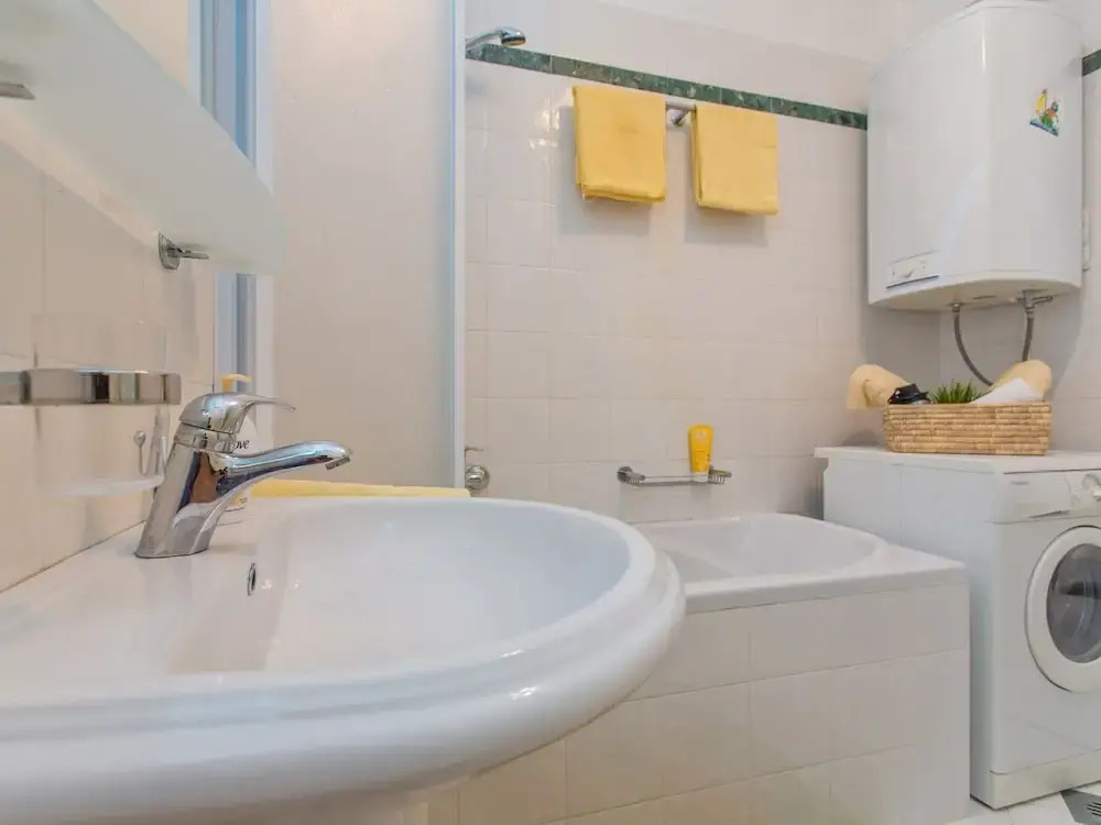 Spacious and Modern 1st Floor Apartment With Private Garage, Wi-fi