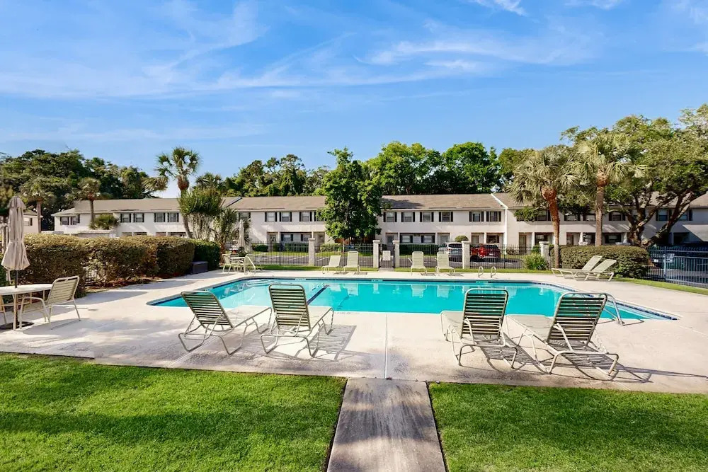 Snowbird-friendly Condo With Patio, Central AC, W/d, Pool & Tennis - Near Beach