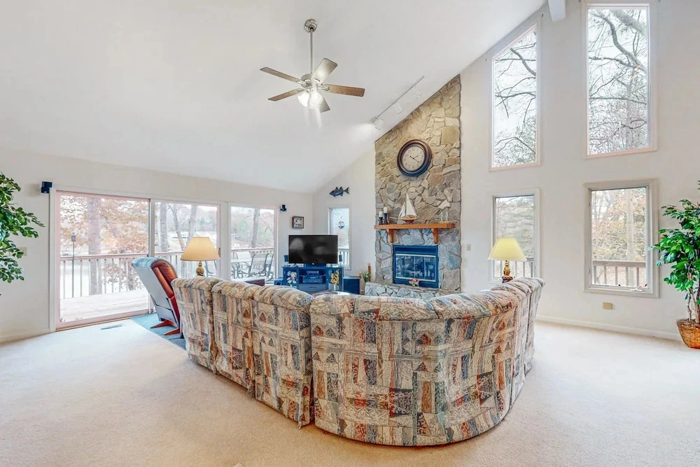 A Kerr Home - Waterfront Home With Private Dock, Lake Views, Kayaks, Paddleboat, & Pool Table