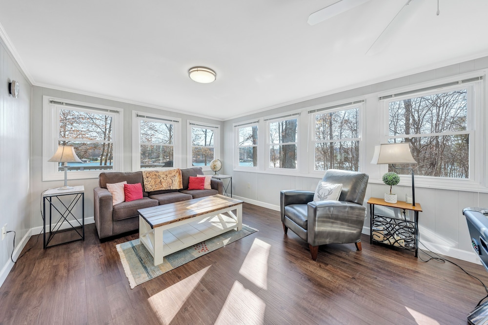 Lake Point Retreat - Lakefront Home With Hot Tub, Fire pit & Game Room