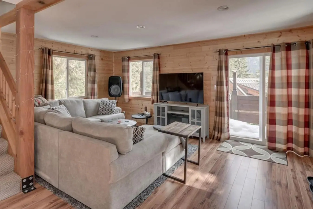 Whiskey Jack, 4 Bedroom Cabin with Outdoor Firepit