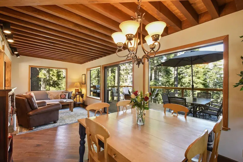 Snowshoe Cabin 3 Decks, BBQ & Hot Tub!
